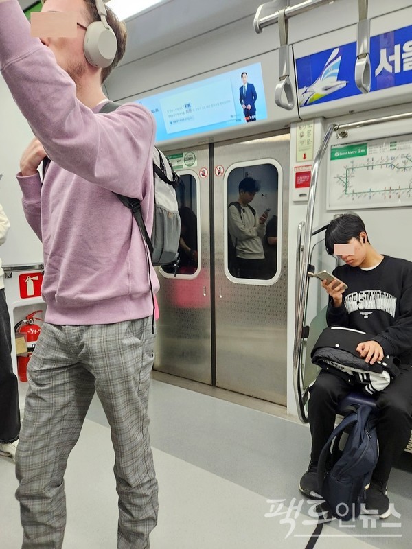 외국인의 경우 스마트 전화기 대신 MP3로 음악을 듣고 있다. [사진= 정수남 기자]