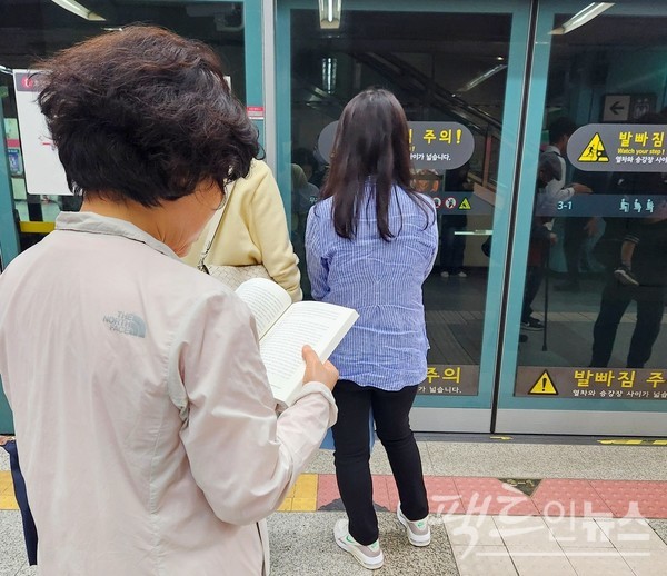 스마트 전화기를 넣고, 독서에 열중인 사람도 종종 볼 수 있다. [사진= 정수남 기자]