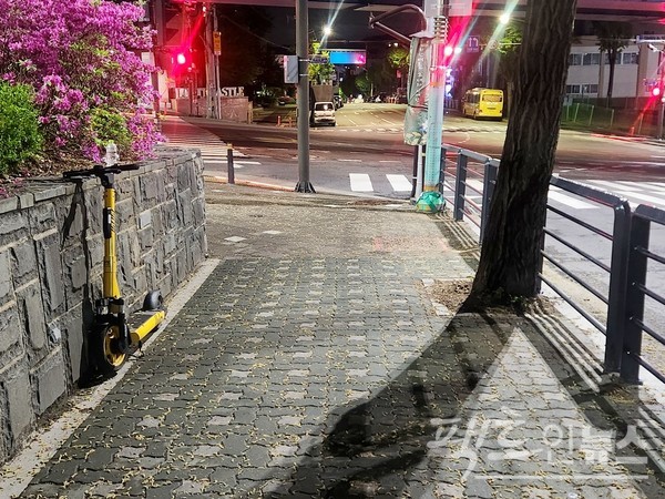 주말을 보낸 22일 새벽 수도권 도시 주택가다. 1인용 탈 것인 전통킥보드가 인도에 널려 있다. 맘전하게 인도 한쪽에 주차한 사람도 있다. [사진=정수남 기자] 