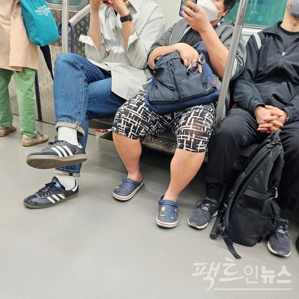 (위부터)지하철 출입문 양편에 서서 승하차를 어렵게 하거나, 다리를 꼬고 앉아 앞 사람에게 피해를 주는 모습이 비일비재하다. [사진= 정수남 기자]