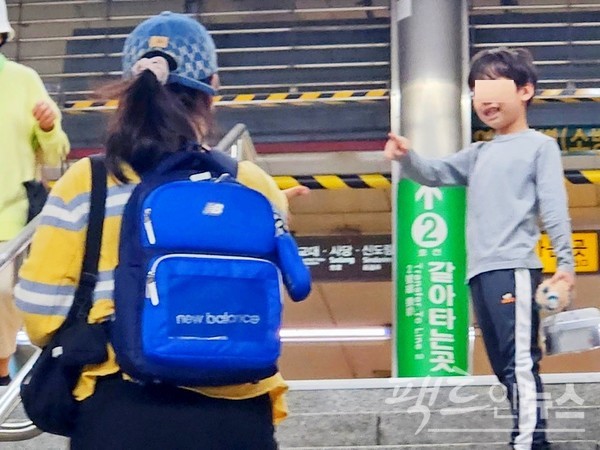 승객이 몰리는 서울지하철 환승 통로에서 30대 아주머니가 자신의 아이와 가위바위보를 통해 계단을 오르고 있다. 민폐다.  [사진= 정수남 기자]