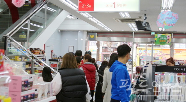 국내 합리적인 소비형태가 자리 잡아 가성비 높은 제품에 대한 수요 증가로 다이소 매장에는 고객이 항상 많다. [사진=팩트인뉴스]