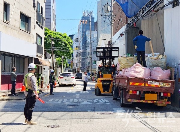 서울 마포구 건물 공사 현장. 차량 유도자가 작업 차량만 바라보고 있다. 이곳이 일방통행으로 유도자 뒤에서 차량이 오는데도 말이다. [사진= 정수남 기자]