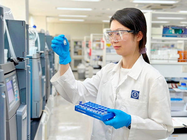종근당 효종연구소 연구원이 의약품을 분석하고 있다. [사진=종근당]