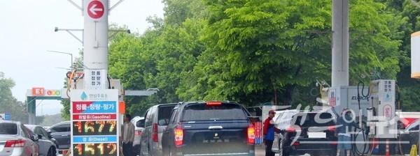 서해안고속국도 서울장향 (위부터)서천휴게소와 화성휴게소의 이번 주초 유가 현황. [사진=팩트인뉴스]