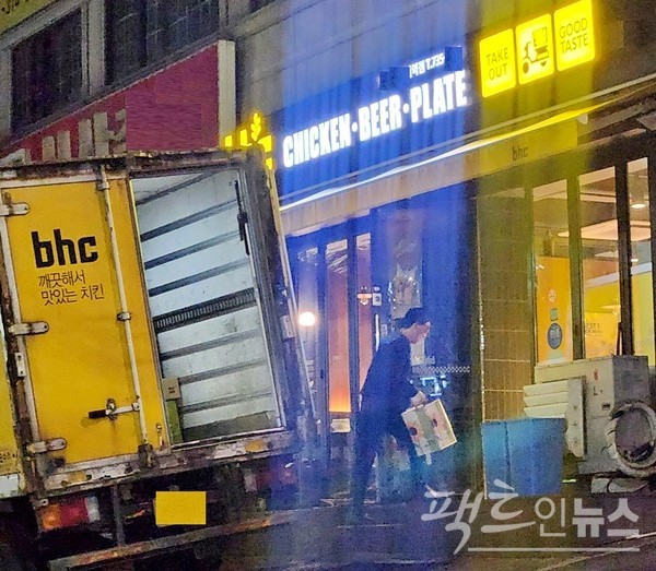 BHC가 원자재 가격 고공행진으로 영업이익이 전년보다 감소했지만, 1203억원으로 역시 업계 최고를 달성했다. BHC 직원이 가맹점에 식재료 등을 새벽에 배달하고 있다. [사진=팩트인뉴스]