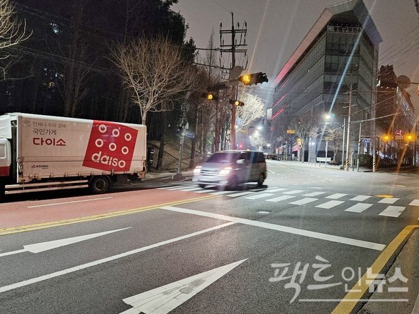 올해 초 모습이다. 다이소의 배송 차량이 편도 2차선도로 2차선에 불법으로 밤새 주차했다. 직진 차량이나 우회전 차량에 위협이다. 새벽에는 상대적으로 시야가 짧기 때문이다. 같은 이유로 다이소 차량이 우회전 차량에 더 위협이다. [사진=정수남 기자]
