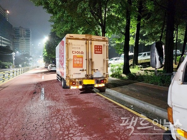 지난 주말에도 마찬가지다. 이 차량이 이곳에 밤샘 주차한다. 황색 실선에 주차할 경우 과태료 8만원 부과대상이다. 이 차량이 항상 이 곳에 주차라는 점을 고혀하면 연간 과태료가 2920만원인 셈이다. [사진=정수남 기자]