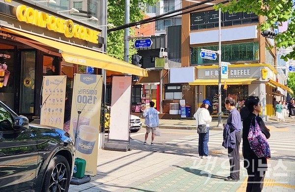 박리다매 전략으로 경쟁하고 있는 컴포즈 커피(대표이사 김진성)와 메가 MGC 커피(대표이사 김대영) 등이 고수익을 통해 사주의 배를 불린 것으로 나타났다. 서울 월드컵북로에서 이차선 도로를 사이에 두고 경쟁하는 컴포즈 커피와 메가 커피. [사진=팩트인뉴스]