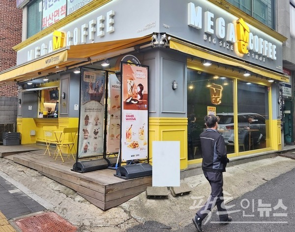 서울지하철 8호선 남한산성입구역사에 있는 (위부터)컴포즈 커피와 이곳에서 200미터 떨어진 역사 밖 메가 커피도 경쟁하고 있다. [사진=팩트인뉴스]