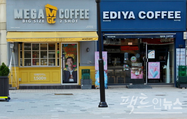 서울지하철 3호선 고양시 일산 마두역 광장 직경 800m 안에는 커피전문점 4곳이 있다. 메가 커피 옆에는 이디야가, ​ ​[사진=팩트인뉴스]