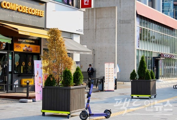 컴포즈 커피 옆에는 투썸플레이스가 각각 자리하고 있다.  ​[사진=팩트인뉴스]