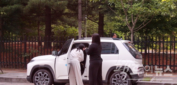 20대 여성이 각각 현대자동차 (위부터)캐스퍼와 기아자동차 모닝을 타고 왔다. 서로의 차를 살피고 있다. [사진=정수남 기자]