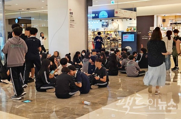 현장학습을 온 중학생이 강남의 쇼핑몰 통행로를 점령했다. 시민이 통행에 불편을 겪고 있다. 교사의 지휘 아래서다. [사진=정수남 기자]