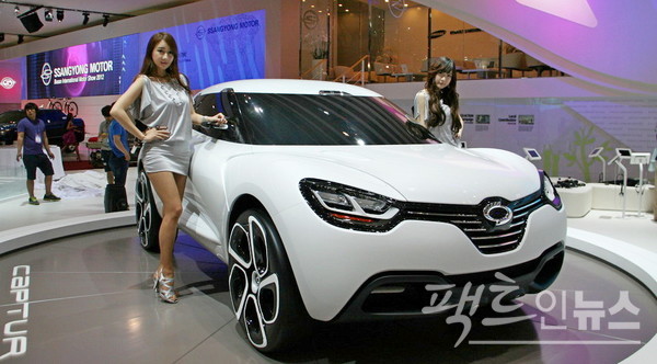 2011년 부산국제모터쇼에서 선보인 소형 SUV 르노 캡처(QM3).  [사진=팩트인뉴스]