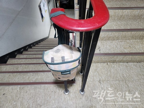 한 세대가 종전 HY 제품을 매일 배송으로 이용했다. 다만, 이 가구가 HY 제품을 끊은 지 2년이 넘었지만, 여전히 배달품을 받는 가방이 복도 난간에 걸렸다. 이는 HY 소유다. HY가 회수해야 한다. 가방에 먼지가 쌓여 미관을 해치고 있다는 게 한 입주자의 말이다. [사진=정수남 기자]