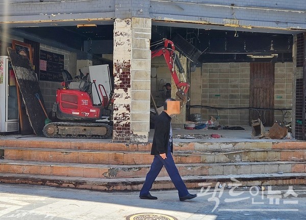 서울도 이 같은 폐업에서 자유롭지 못하다. 1급 상권인 송파구 신천동에서 폐업한 가게를 새단장하고 있다. [사진=정수남 기자]