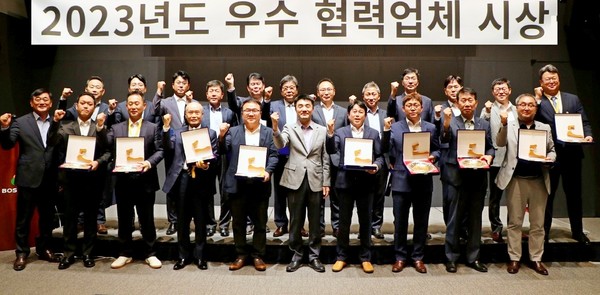 한양이  협력사와 안전보건 간담회를 개최하고, 건설·에너지 등 공종별 평가를 통해 선정한 우수협력사 17곳을 포상했다. [사진=한양]