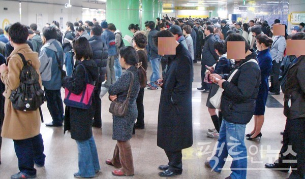 다만, 이 같은 시행이 폭이 좁은 승강장의 경우 보행로가 없어서라는 게 일부 승객의 지적이다. [사진=정수남 기자]