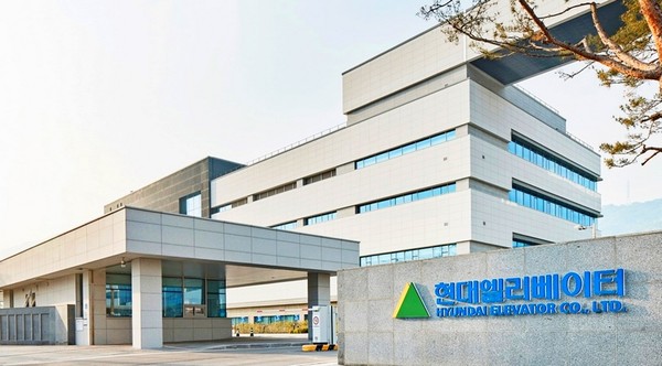 영화 설계자에서 카메라가 현대엘리베이터 사명과 삼각형의 CI를 수 초간 노출한다. 현대엘리베이터 충북 충주 본사. [사진=현대엘리베이터]