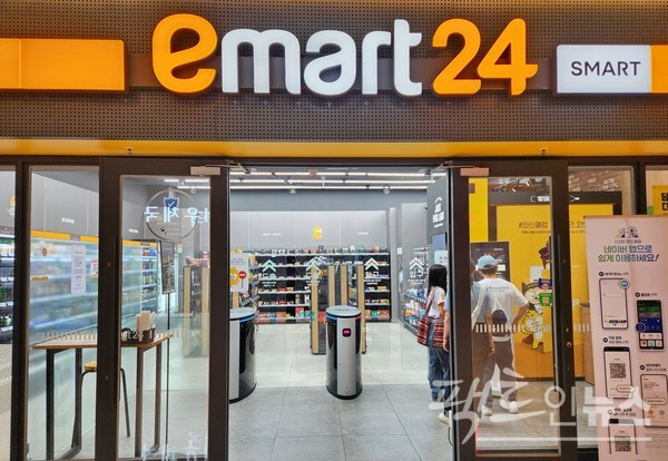 코로나19 기간 개점한 스마트 이마트24 무인 점포다. 이곳에 들어가기 위해 신용카드를 투입하고, 이름과 휴대전화번호를 입력해야 한다. 아울러 서명도 해야한다. 이를 마치면 안전문이 열리고, 물건을 골라 나오면 자동으로 카드 결제가 이뤄진다. 다만, 본인의 카드가 아니어도 결제가 가능하다. 기자가 회사 소유의 카드를 넣고, 나머지 작업을 완료하자, 문이 열렸고, 물건을 구매했다. 신용카드(체크카드) 미소유자가 해당 매장을 이용할 수 없다. 중국인 관광객이 스마트 이마트24를 이용하고 있다. [사진=정수남 기자]