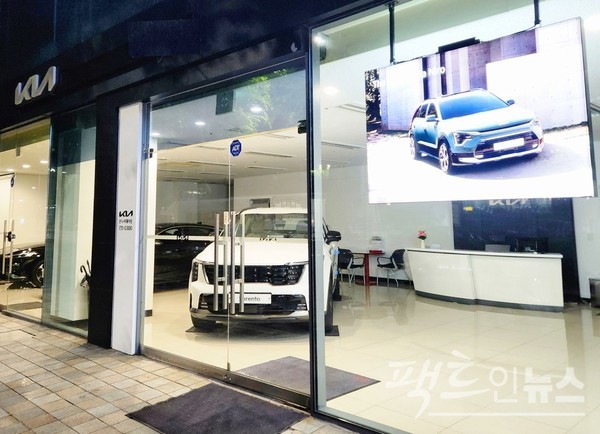 기아의 경우 쏘렌토(하양차) 등 SUV가 선방했지만, 지난달 세계 판매가 감소했다. 기아 대리점.  [사진=팩트인뉴스]