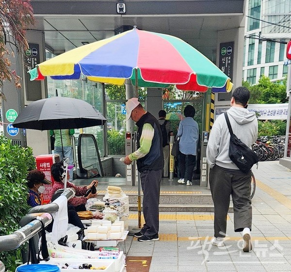 인도에 80대 노인 2명이 생활용품 등을 판매하고 있다. 역시 80대 노인이 지갑을 열었다. 이곳이 2030 세대가 많이 찾는 곳이다. [사진=정수남 기자]