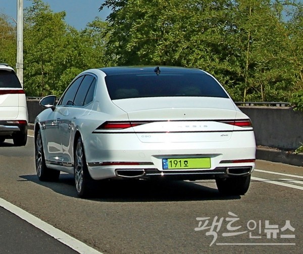 차랑 가격이 9540만원에서 1억3800만원인 제네시스 G90 법인차. [사진=팩트인뉴스]