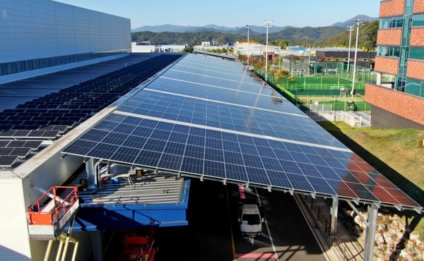 현대엘리베이터 충주 공장 (위부터)물류센터 지붕과 캐노피형 태양광 발전시설. [사진=현대엘리베이터]