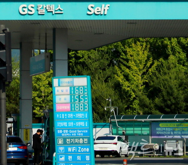 서울 송파구에서 직선으로 500m 떨어진 (위부타)일반주유소와 셀프주유소의 지난 주말 유가 현황. [사진=팩트인뉴스]