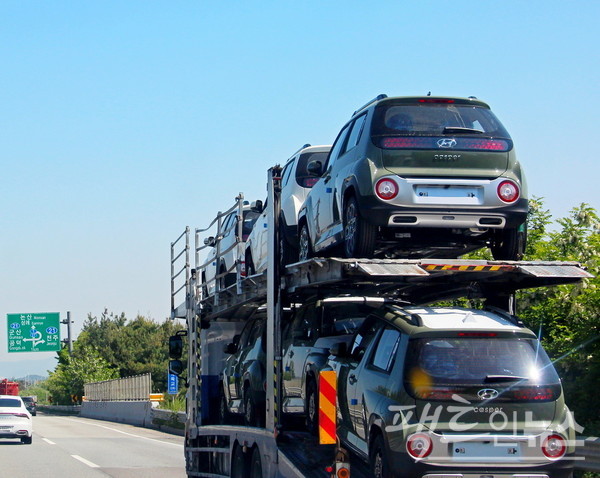 광주광역시 광주글로벌모터스의 캐스퍼가 서해안고속국도를 통해 수도권으로 가고 있다. [사진=팩트인뉴스]