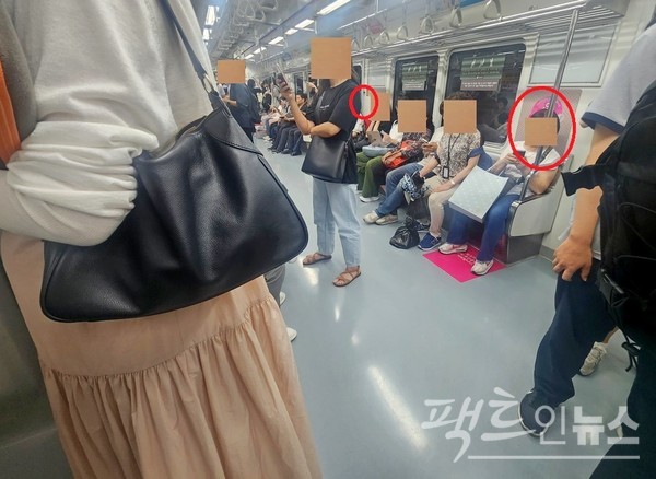 아이를 밴 30대 여성(왼쪽)이 서 있다. 50대 여성(붉은 원)이 임산부 배려석 2석을 모두 차지해서다. [사진=정수남 기자]