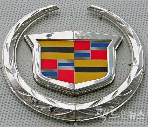 캐딜락이 미국 자동차 산업의 본고장인 디트로이트시를 1701년 개척한 프랑스 귀족이자, 탐험가인 르쉬외르 앙투안 드라 모스 카디약(Cadillac) 경의 이름을 차용한 것이다. 캐딜락의 엠블럼 역시 캐딜락 가문의 문장을 도용했다. [사진=팩트인뉴스] 