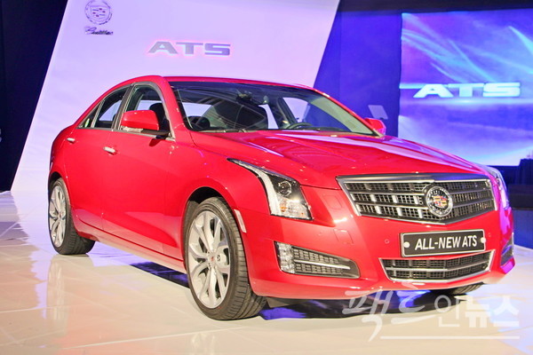 드라이브에서 검정 캐딜락 세단이 나온다. [사진=팩트인뉴스] 