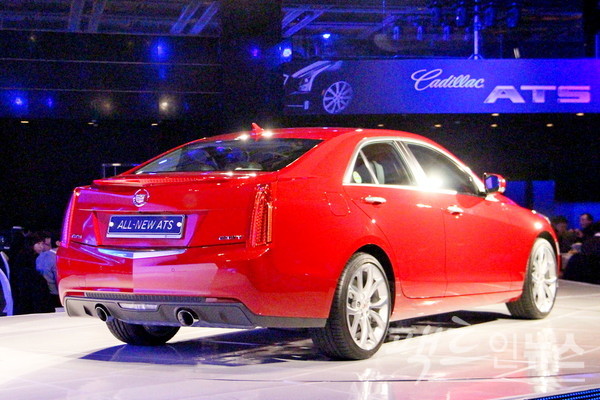 극중 차량의 차명이 나오지 않지만, 차체 디자인이 캐딜락 ATS다. [사진=팩트인뉴스] 