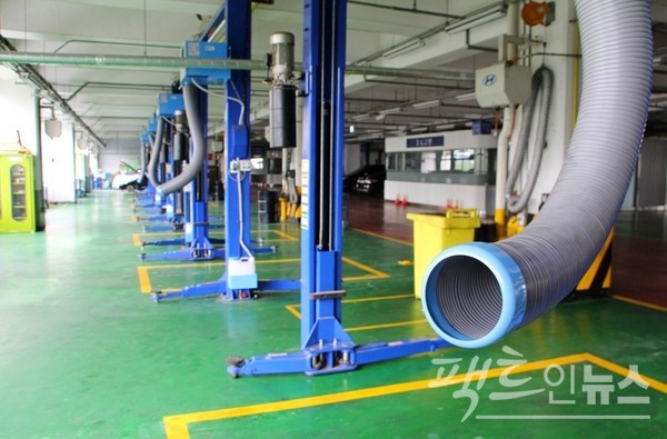 반면, 서울 한강대로에 있는 현대자동차 남부서비스센터의 경우 현장 직원을 위해 찬바람이 나오는 풍구를 설치했다. 차량을 수리하다 땀이 나면, 직원이 이곳을 통해 찬바람을 쐰다. [사진= 정수남 기자]