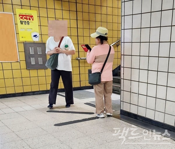 야쿠르트 아줌마(프레시 매니저)가 (위부터)지하철 출구 가로수 그늘 아래 전동카트를 내버려 둔 채, 불볕을 피해 지하철 역사로 들어왔다. 이날 이곳의 최고 온도가 35℃, 체감 온도가 37℃지만, 8월 같은 열기로 숨이 막혔다. [사진= 정수남 기자]