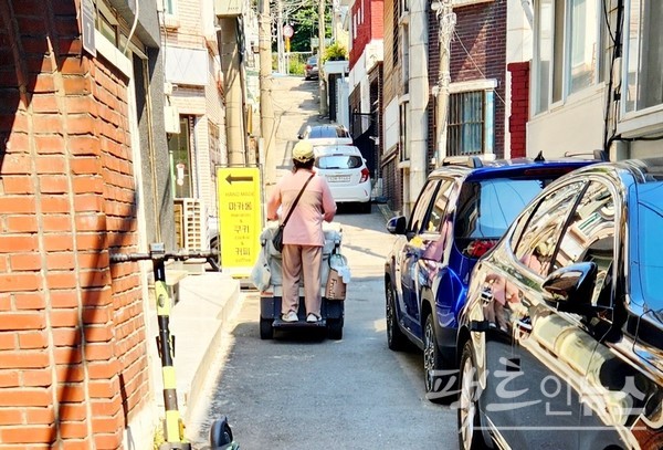 야쿠르트 아줌마가 열기를 식히고, 제품을 판매하기 위해 골목을 질주하고 있다. [사진= 정수남 기자]