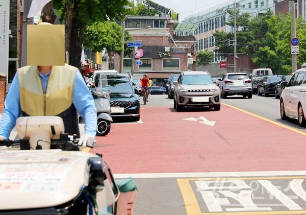 서울 성북동을 달리는 야쿠르트 아줌마도 덥기는 마찬가지다. [사진= 정수남 기자]