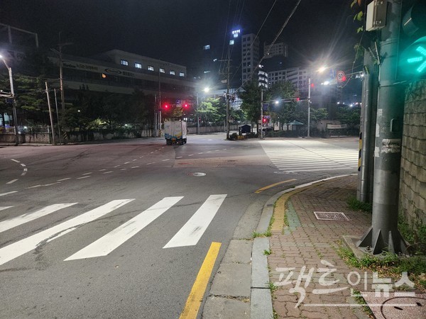 (위부터)SPC의 제과제빵을 배달하는 차량이 도로 가에 있는 공공주차장에서 나와 역주행으로 공단사거리에서 회전하고 있다. 이 차량이 진행하는 방향으로 가려면 주차장에서 나와 바로 180℃ 회전한 다음, 500m 전방에 있는 파리크라상 네거리에서 좌회전 한 다음, 150m 주행 후 다시 좌회전, 250m 주행 후 우회전해야 한다. [사진= 정수남 기자]