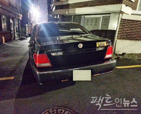 스포츠유틸리차량(SUV) 전문업체 KG 모빌리티가 1997년부터 2017년까지 생산해 판매한 대형 세단 체어맨이다. 수도권 도시 주택가에 65세 이상 운전자가 ‘어르신 운전 중’이라는 글귀를 체어맨에 부착했다. [사진= 정수남 기자]