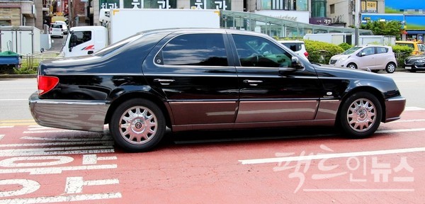 위 주택가 인근 도로다, 체어맨이 빨간 신호에 멈췄다. 체어맨 생산 기간, 국내 기업의 최고경영자나 국회의원 등이 업무용 차량으로 체어맨을 가장 많이 이용했다. [사진= 정수남 기자]