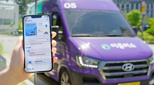 세종시에서 이응 앱을 활용해 이응 버스를 호출하는 모습. [사진=현대차]