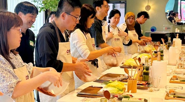 샘표가 서울 중부교육지원청과 요리의 가치와 즐거움을 알리는 즐요일 캠페인을 혈친다. [사진=샘표]