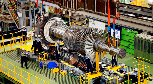 두산에너빌리티 직원이 발전용 대형 가스터빈을 조립하고 있다. [사진=두산에너빌리티]