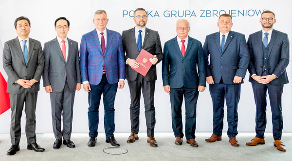 (왼쪽부터)임훈민 주폴란드 대한민국 대사관 대사, 이용배 현대로템 대표이사 사장, 파베우 베이다 폴란드 국방차관, 마르친 쿨라섹 폴란드 국유재산부 차관, 크리스토프 트로피니악 PGZ 회장이 신규 컨소시엄 합의서 체결식에서 기념사진을 찍고 있다. [사진=현대로템]