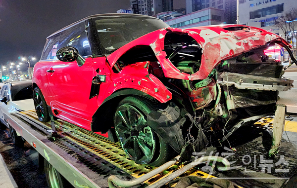 급발진은 1980년대 차량에 전자제어 엔진을 장착하면서부터 발생하기 시작했다. 급발진이 아닌 충돌사고로 부서진 차량. [사진=팩트인뉴스]