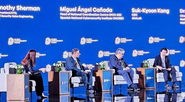 강석균 안랩 대표(우측에서 두 번째)가 사우디아라비아 리야드에서 열린 ‘GCF 2024’의 패널 토의(Pioneering Pathways: Unleashing Potential in the Cybersecurity Sector)에서 발언하고 있다안랩 강석균 대표(우측에서 두 번째)가 사우디아라비아 리야드에서 열린 ‘GCF 2024’의 패널 토의(Pioneering Pathways: Unleashing Potential in the Cybersecurity Sector)에서 발언하고 있다