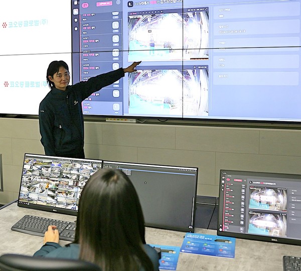 코오롱글로벌 직원이 과천 코오롱타워에 위치한 통합관제센터에서 코오롱베니트 ‘비전AI’ 실증 프로젝트를 수행하고 있다. [사진=코오롱베니트]