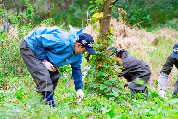 미쉐린코리아 임직원이 서울 샛강생태공원에서 환경 보호 봉사활동을 최근 진행했다. [사진=미쉐린코리아]